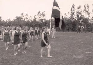 HGI pige opvisningshold på idrætspladsen i Havdrup 1949