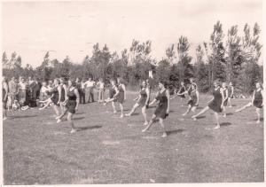 HGI pigeopvisningshold på idrætspladsen i Havdrup 1949