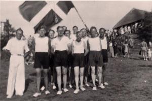Solrød Idrætsforenings herregymnastikhold ved Borrevejle ca. 1938