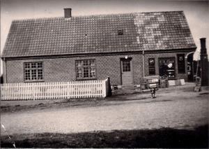 Købmand N.Th. Carlsen's købmandshandel Solrød Strandvej  84 - 1931-33